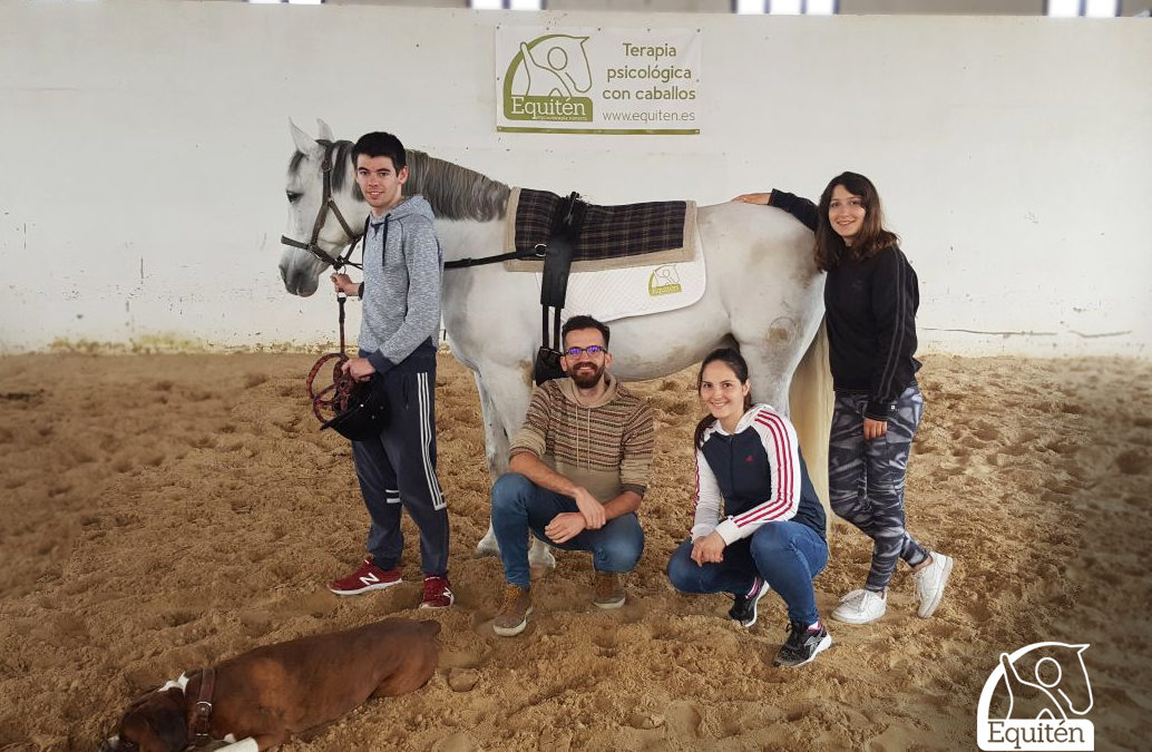 Alumnos de la UPNA visitan Equitén para difundir las terapias con caballos en Navarra