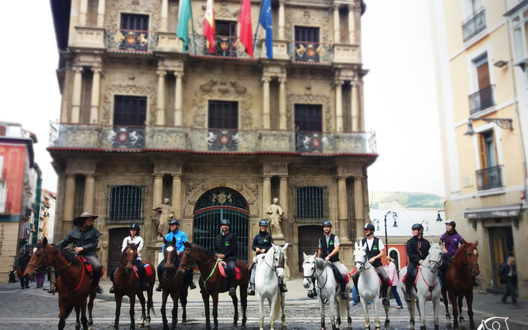 Equitén en las calles de Pamplona a caballo