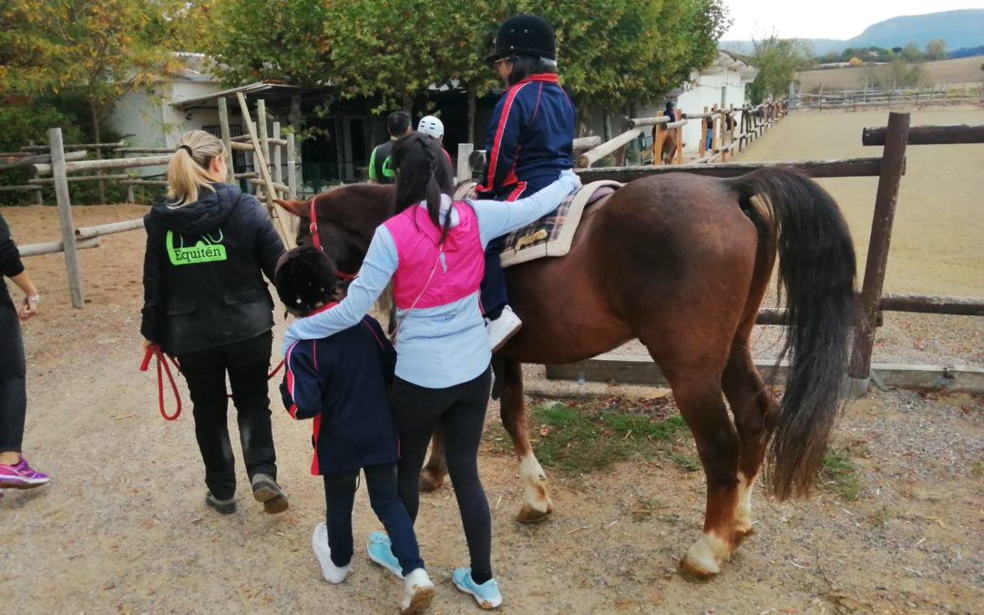 Alumnos del aulas EBO de Jesuitinas Pamplona en Equitén (Equinoterapia Navarra)